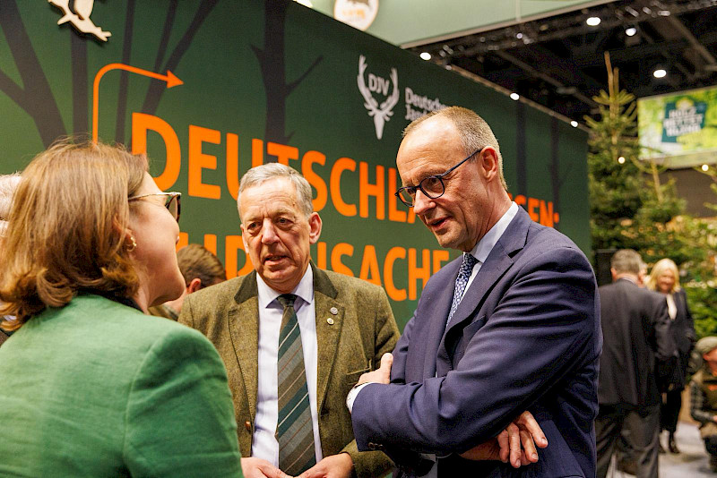 Bundeskanzler Friedrich Merz im Gespräch mit unserer Bundesvorsitzenden Elisabeth Leix und dem Vorsitzenden des Deutschen Jagdverbandes Helmut Dammann-Tamke (Foto: Heinrich/DJV)